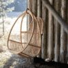 Luonnonvärinen aulis riippukeinu ulkotilassa
