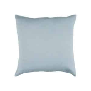 Vaaleansininen pellavatyynynpäällinen.