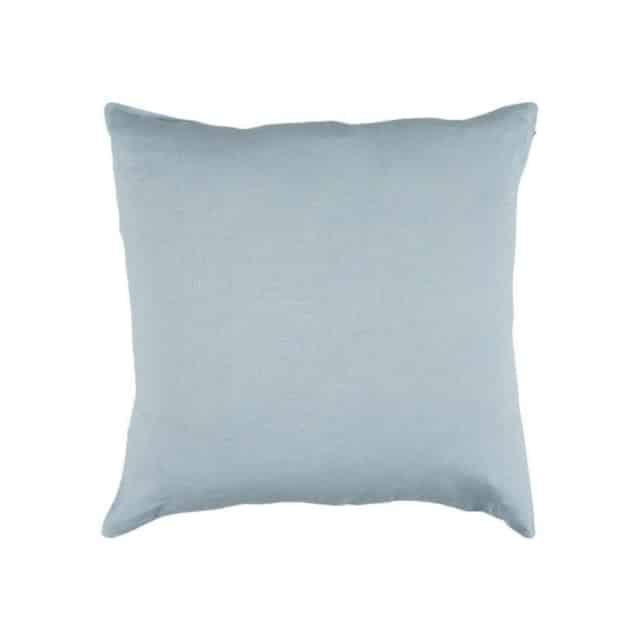 Vaaleansininen pellavatyynynpäällinen.