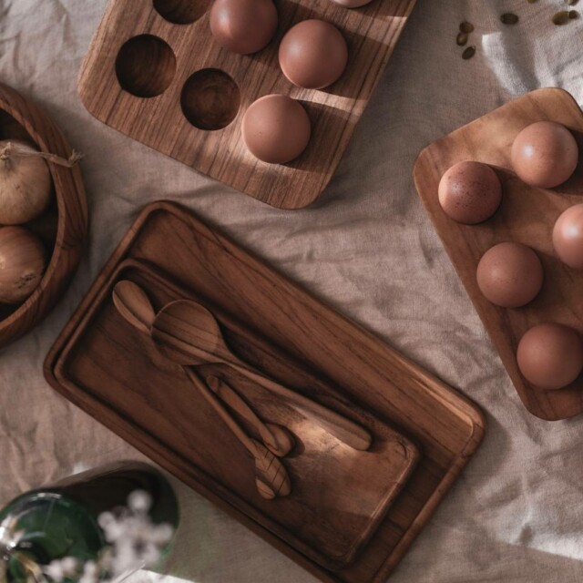 puualusta, puinen astia kananmunille, tiikkinen lusikka ja kulho