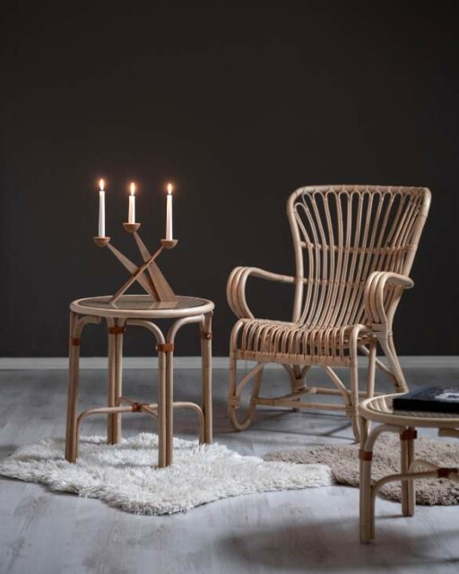 Vintage tuoli, Punos-pöydät ja puinen moderni kynttilänjalka pöydällä