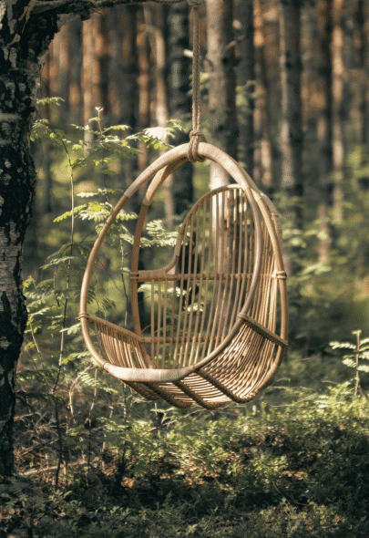 Aulis rottinkiriippukeinu kesäisessä metsässä