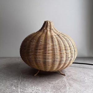 Iluka rottinkinen pöytävalaisin